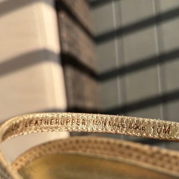 Lilly Pulitzer NEW Gold Metallic T-Strap Sandals 10M - Picture 10 of 10